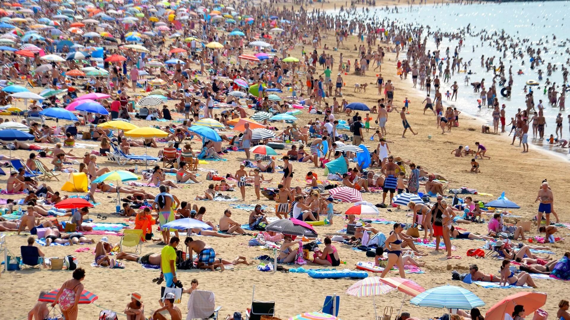 ротовирус и грязь, толпы людей на пляжах